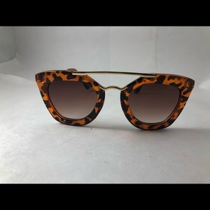 Tortoise shell frame sunglasses